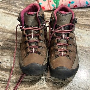 Keen hiking boots. Pink and brown